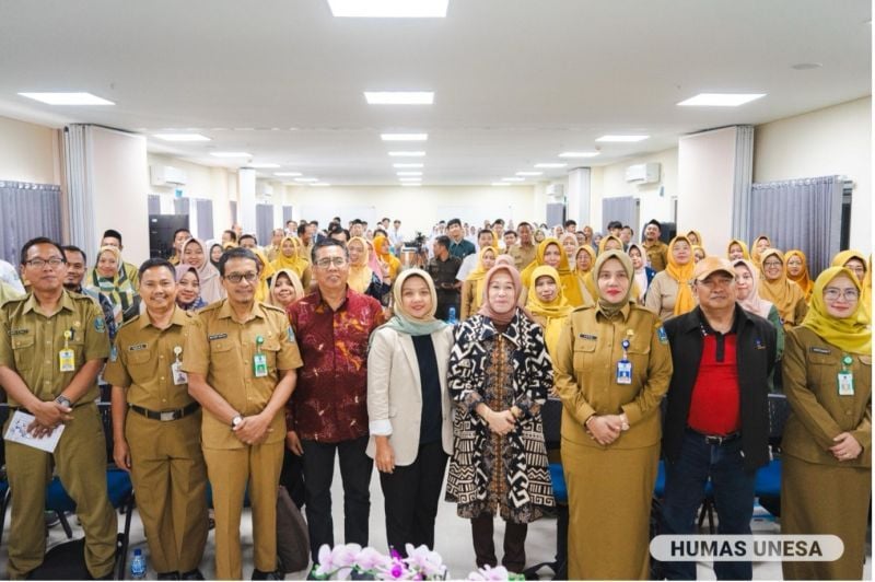 Jajaran direktorat dan subdirektarat Unesa bersama jajaran OPD, kepala sekolah, dan guru dalam sosialisasi di Magetan.