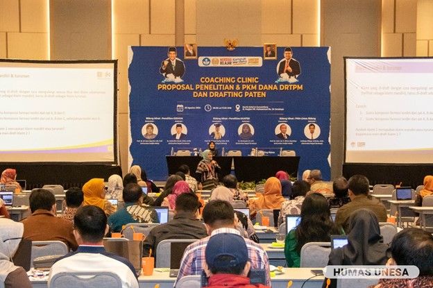 Seratus lebih dosen selingkung UNESA hadiri coaching clinic proposal penelitian dan PKM bersama sejumlah pakar dari berbagai perguruan tinggi terkemuka.