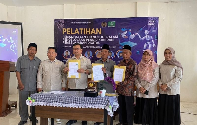 Kepala LPPM dan jajarannya bersama pengurus LP Ma’arif NU menunjukkan dokumen kerja sama pengembangan pendidikan berbasis digital.