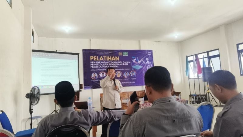 Sesi materi bersama tim PKM LPPM UNESA.