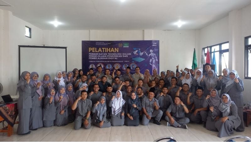 Pengurus dan guru LP Ma’arif NU bersama tim PKM LPPM UNESA.