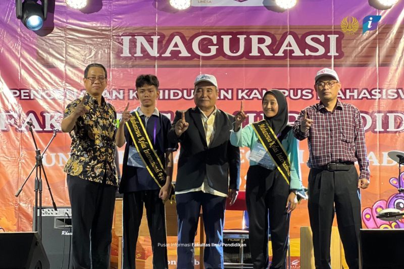 Dekan FIP bersama jajaran wakil dekan mengukuhkan mahasiswa baru kelas internasional dalam PKKMB 2024.