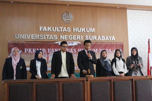 Pembukaan PKKMB Fakultas Hukum (FH) UNESA yang ditandai dengan pengetukan palu khas lembaga hukum.