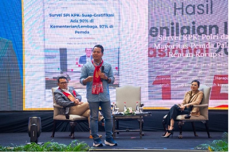 Pengamat politik, Adi Prayitno (tengah-berdiri); dan Didik Prasetiyono Dirut PT SIER (kiri); bersama moderator Silkania Swarizona, dosen Fisipol Unesa (kanan) dalam sesi Talkshow The Next Indonesia pada Pelantikan Pengurus Pusat IKA Unesa Periode 2025-2030.