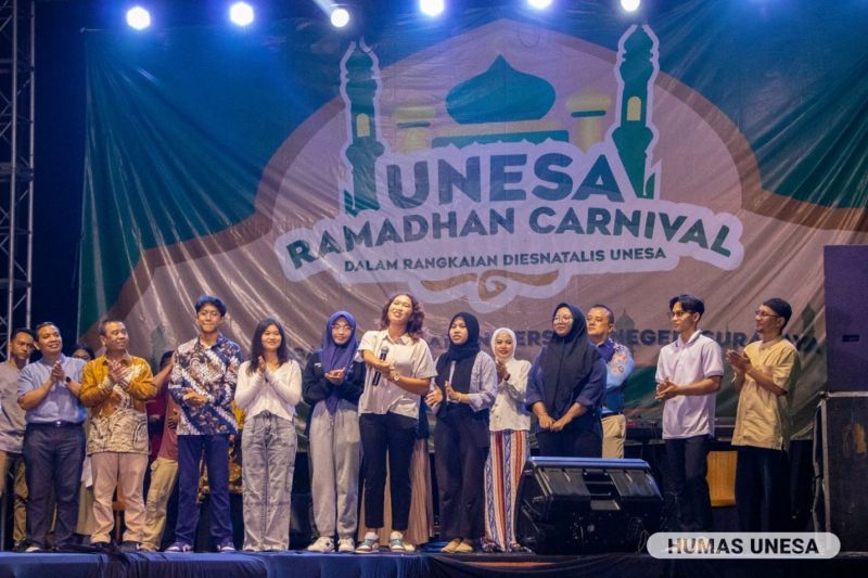 Mutiara Cantik Harsanto (tengah) dan peraih golden ticket lainnya membacakan pakta integritas dan menyampaikan kesan-pesan di hadapan pimpinan dan ratusan pengunjung Ramadan Carnival UNESA. 