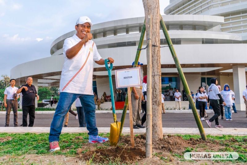 Rektor UNESA Cak Hasan menanam pohon tabebuya di halaman Kampus 5 Magetan