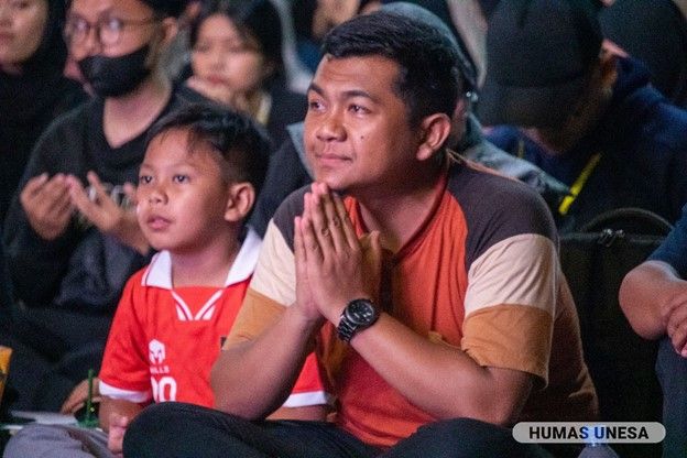 Tensi tinggi pertandingan Timnas Indonesia U-23 melawan skuad Uzbekistan di Semifinal menciptakan momen yang menegangkan dan penuh emosional bagi supporter.