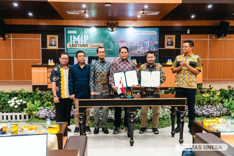 Tanda tangan kerja sama UNESA dan PT Indonesia Morowali Industrial Park (IMIP)