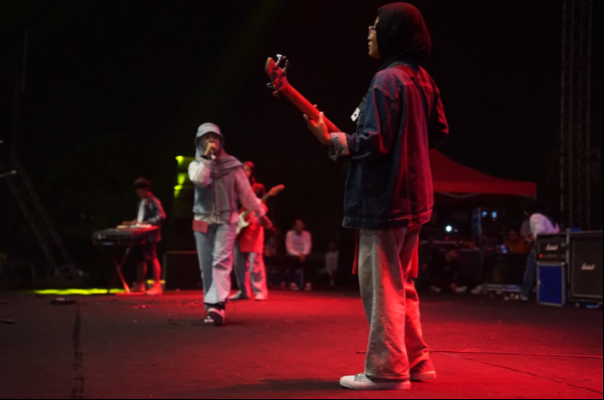 Salah satu peserta menunjukkan penampilan terbaiknya dalam Festival Youth Of Indonesia di UNESA.